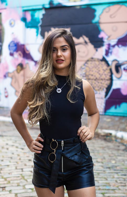 5 Ideias de Looks com Shorts de Couro para Noite: Dicas de Elegância e Estilo