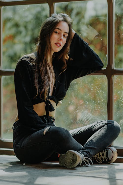 16 Looks com Calça Jeans Preta para Noite, Homens e mulheres